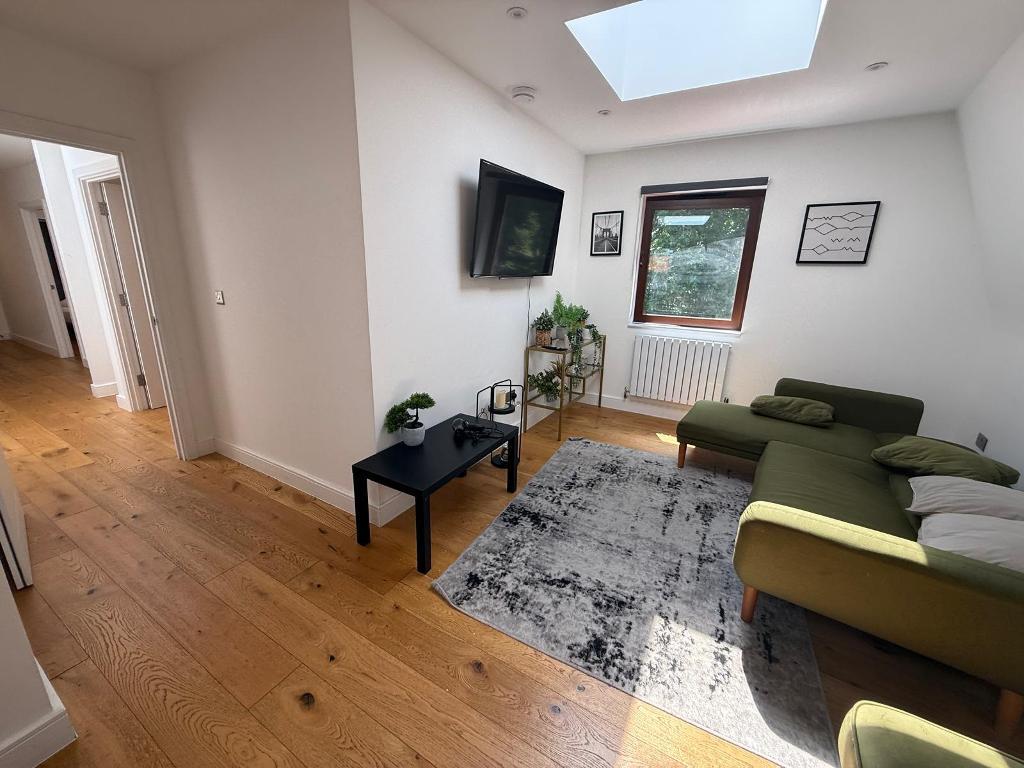 141 Lower Road, London, SE16 2XL
