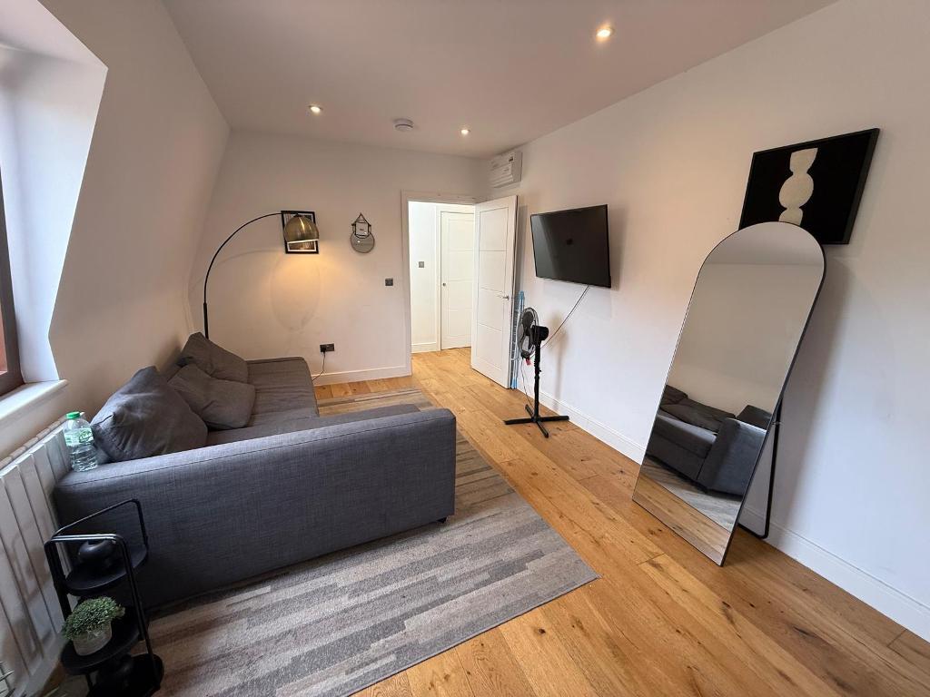 141 Lower Road, London, SE16 2XL